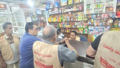 ضربة رقابية في المعلا.. إغلاق محلات مخالفة للأسعار وحملة مستمرة لضبط السوق 3