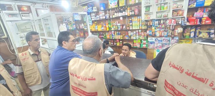 ضربة رقابية في المعلا.. إغلاق محلات مخالفة للأسعار وحملة مستمرة لضبط السوق 1