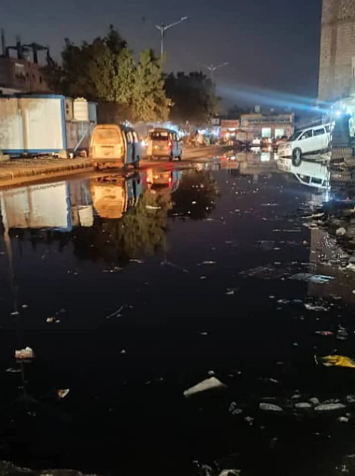 المجاري تغرق الشارع العام في الممدارة بمديرية الشيخ عثمان.. والأهالي يطلقون نداء استغاثة 1