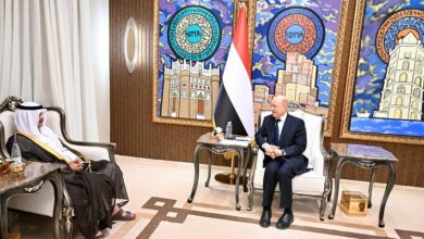 رئيس مجلس القيادة يشيد بالعلاقات الراسخة مع دولة الكويت وشجاعة قواتها في ردع التهديد 3