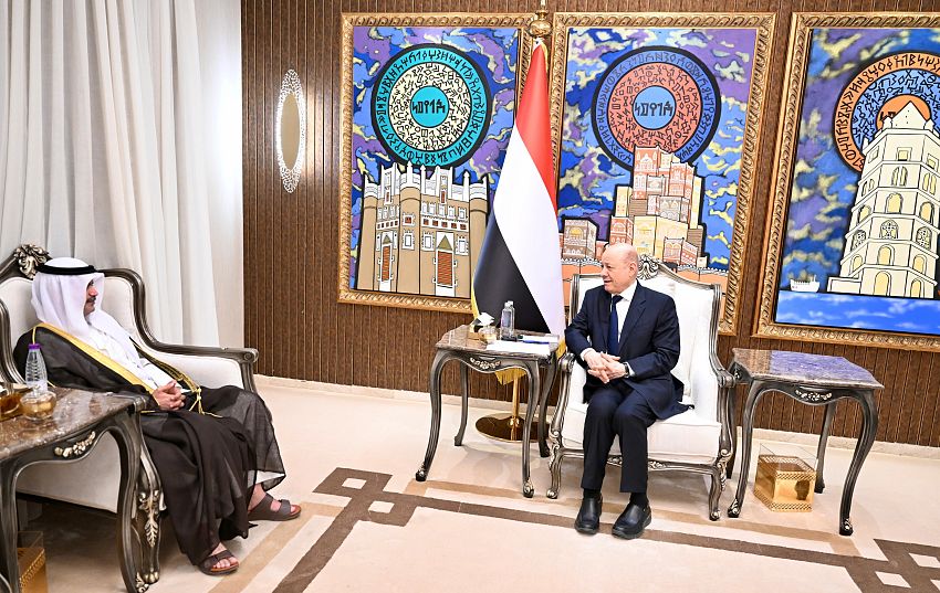 رئيس مجلس القيادة يشيد بالعلاقات الراسخة مع دولة الكويت وشجاعة قواتها في ردع التهديد 1