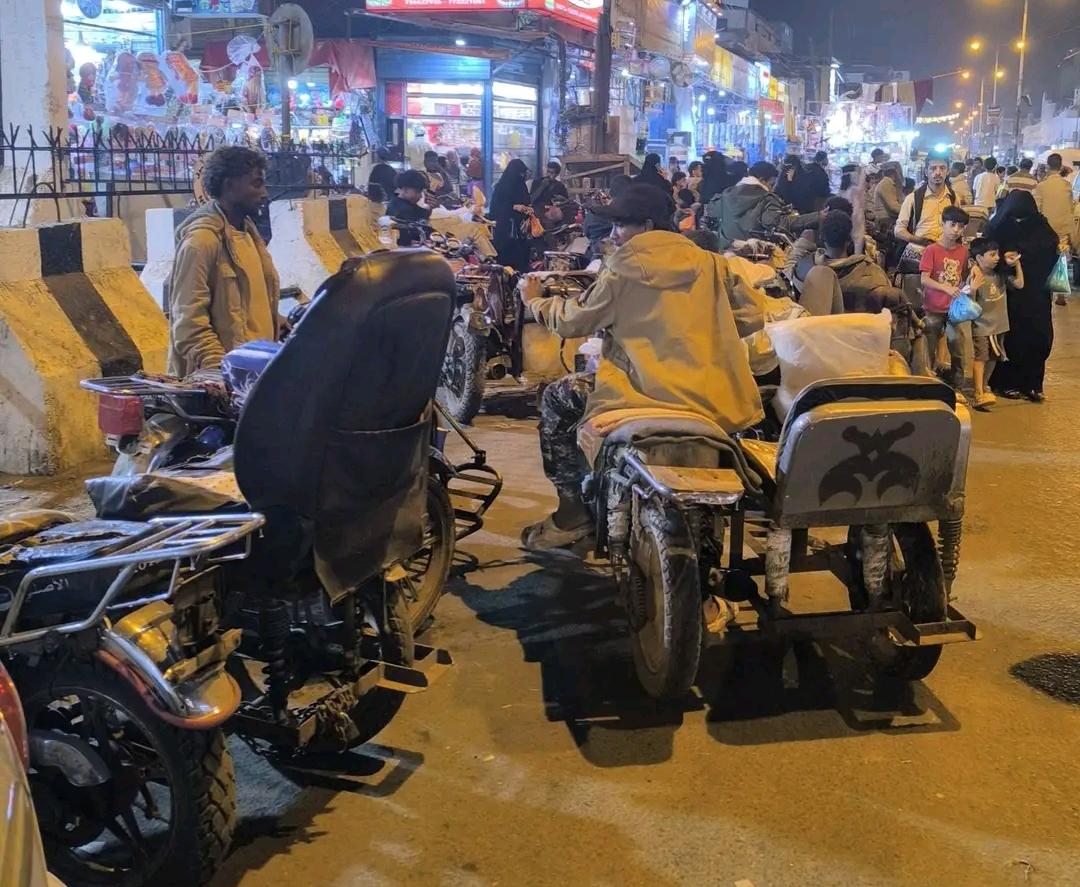 تصاعد المطالبات بقرار حاسم في عدن.. فوضى الدراجات النارية تتحول إلى كارثة مرورية 1