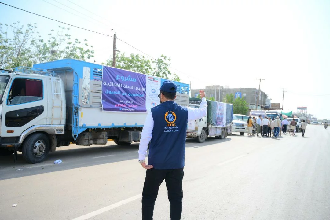 بدعم كويتي.. تدشين توزيع 400 سلة غذائية من تعز إلى المخا لإغاثة المتضررين من السيول 1