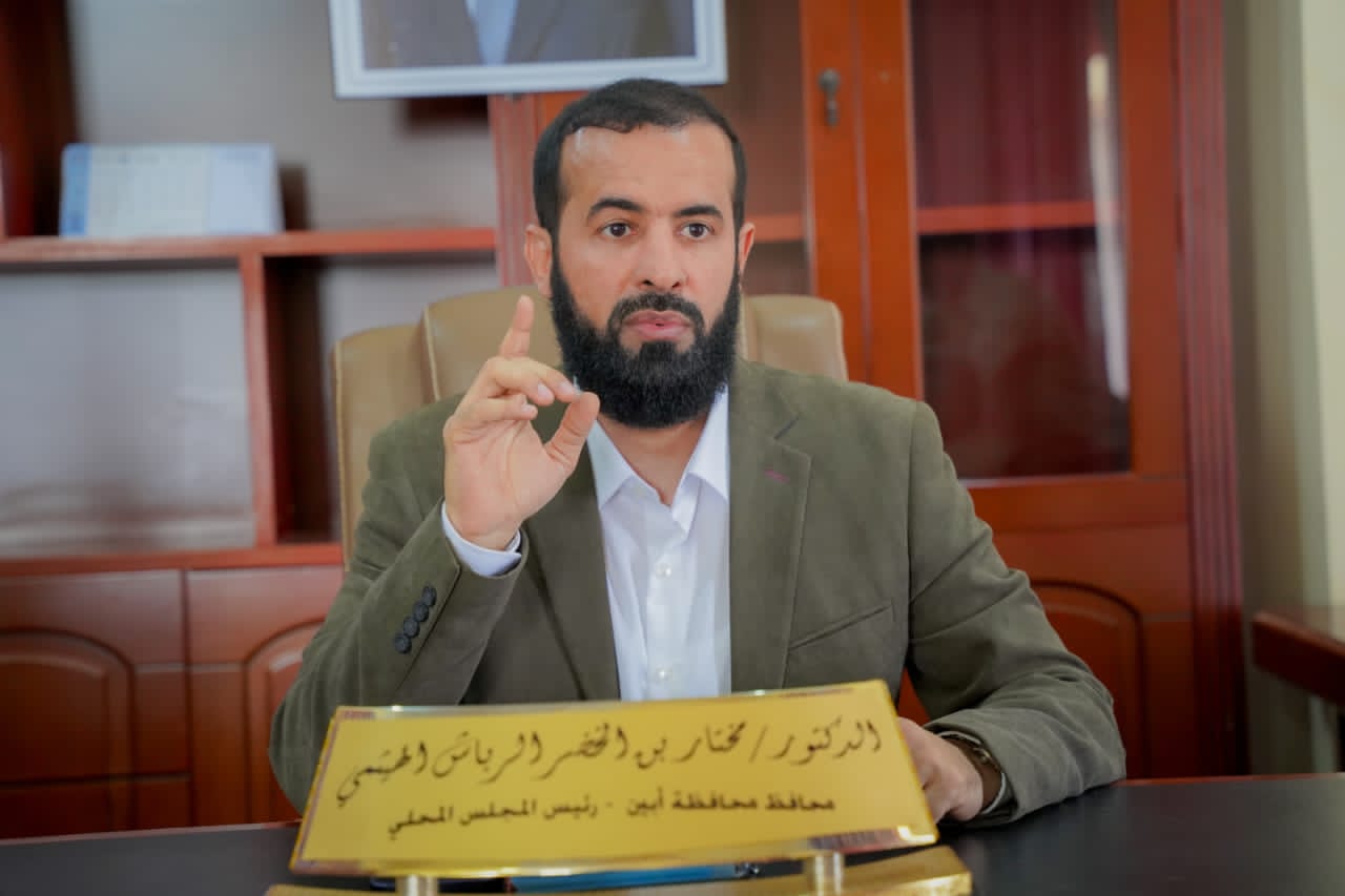 محافظ أبين يجري اتصالاً بمدير عام مودية ويطمئن على صحة الاخ حسين دحه الميسري عقب محاولة اغتياله 1