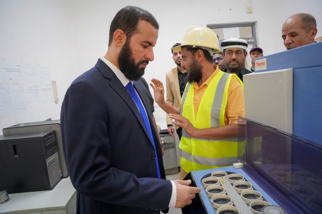 محافظ أبين يزور مصنع الوحدة للأسمنت بمديرية خنفر