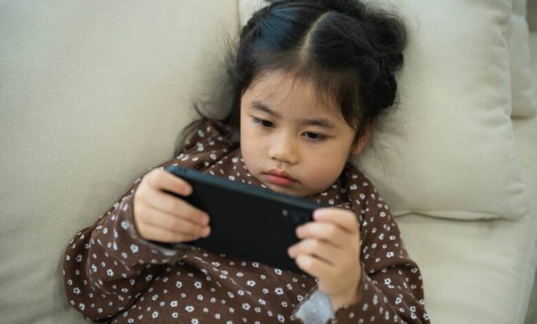 الشاشات تهدد نمو الأطفال.. تحذيرات علمية من آثار تمتد حتى البلوغ 3