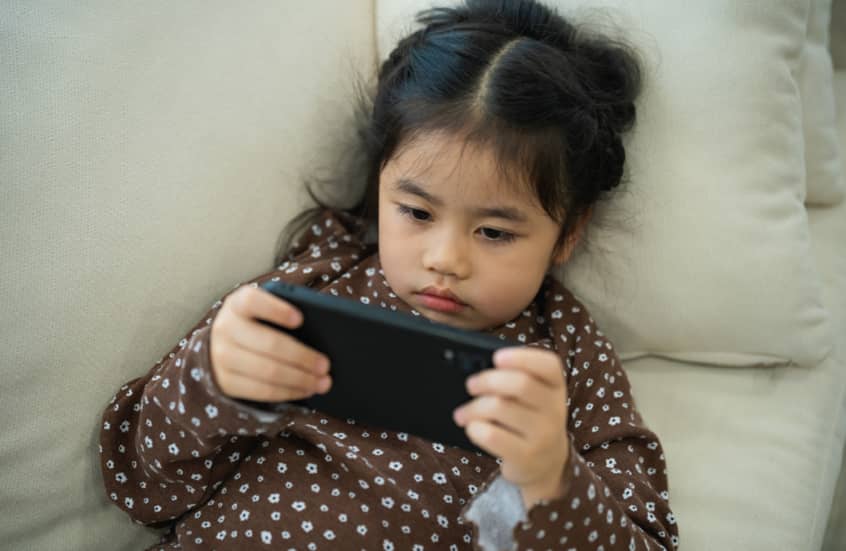 الشاشات تهدد نمو الأطفال.. تحذيرات علمية من آثار تمتد حتى البلوغ 1