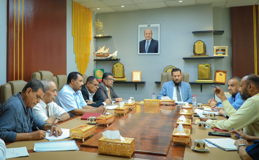 محافظ عدن يشدد على الحوكمة والانضباط الضريبي لتعزيز الإيرادات وتحسين الخدمات