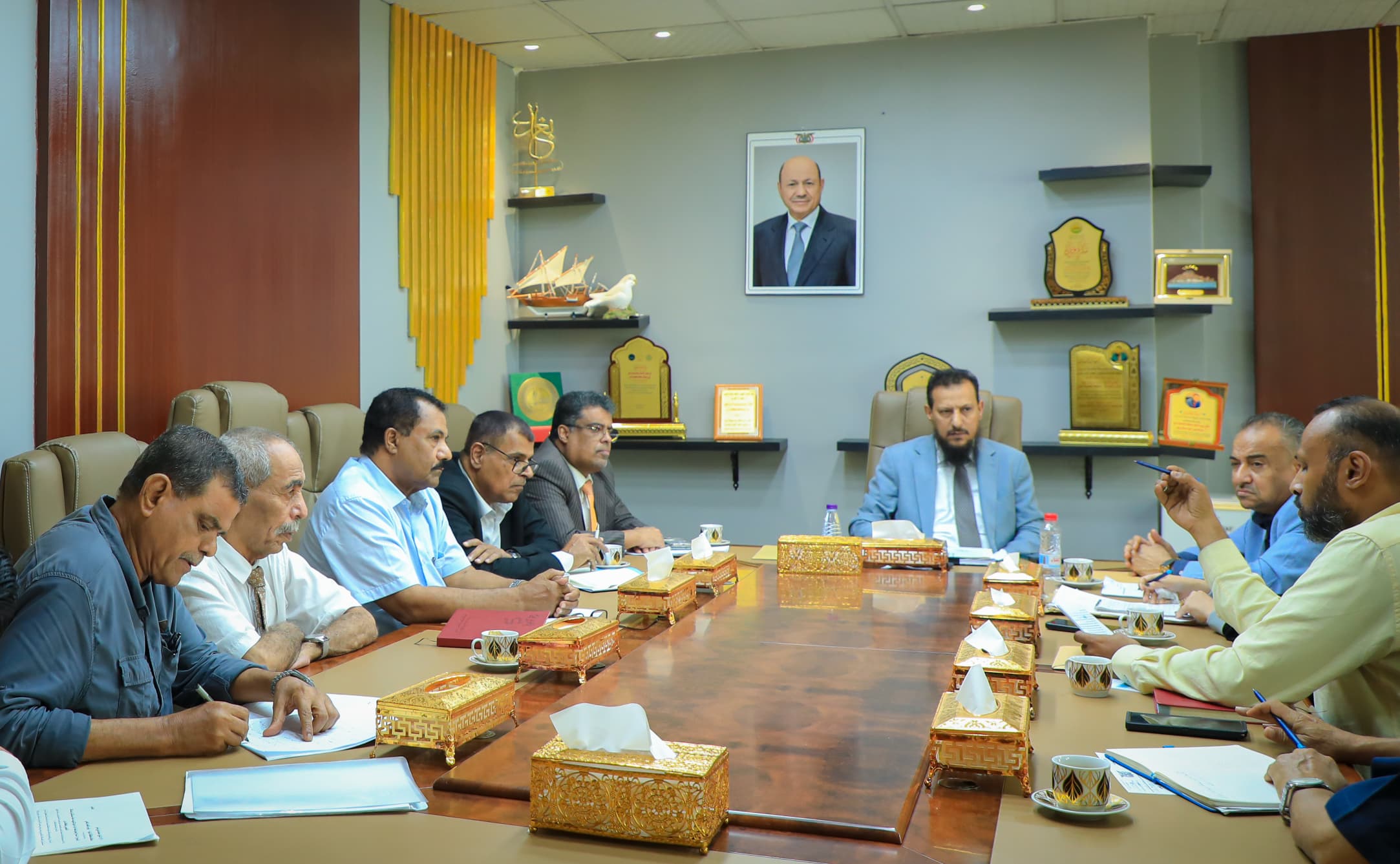 محافظ عدن يشدد على الحوكمة والانضباط الضريبي لتعزيز الإيرادات وتحسين الخدمات 1