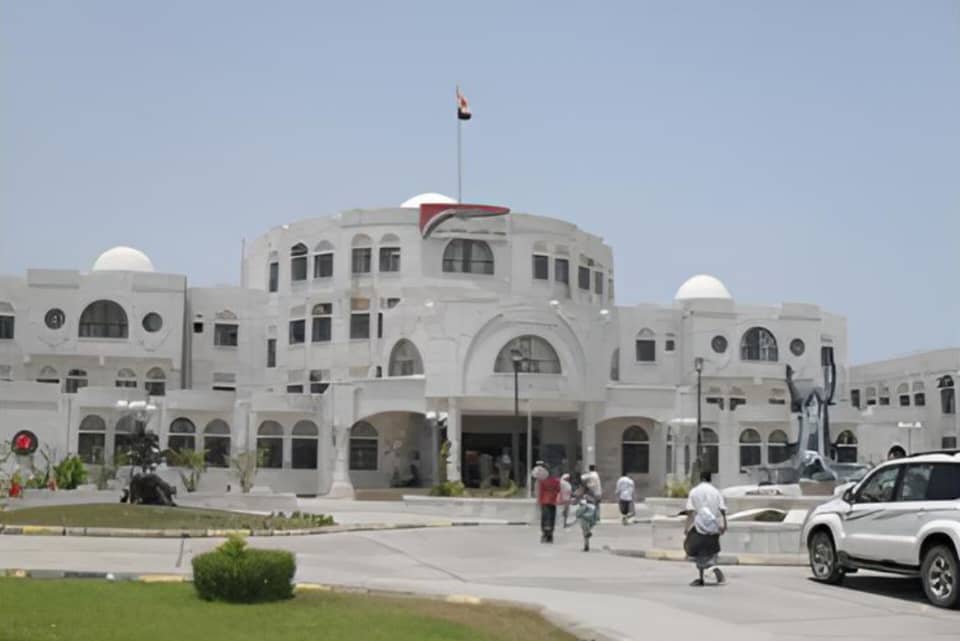 المجلس المحلي والمكتب التنفيذي بمحافظة أبين يؤكدان تأييدهما لخطوات المحافظ في تعزيز الأمن والاستقرار 1