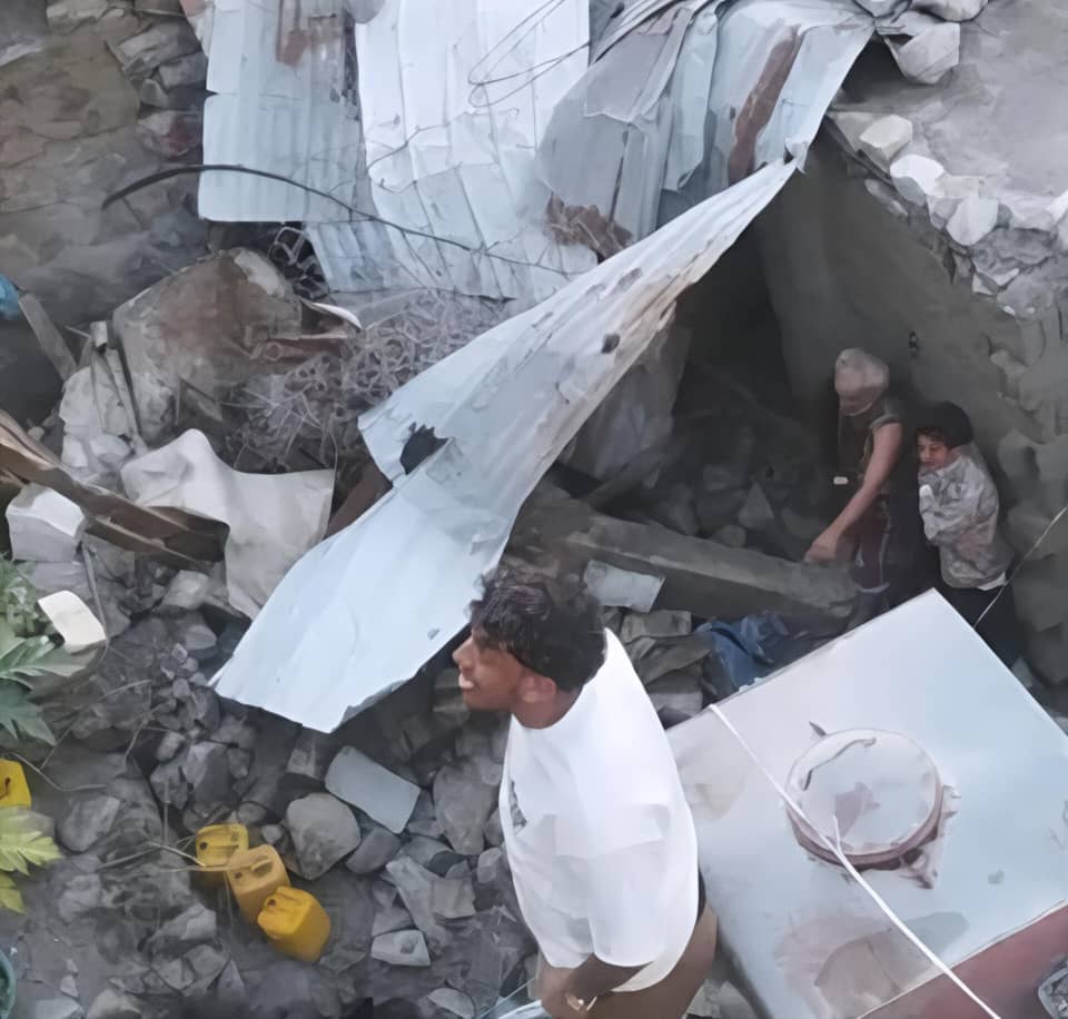 انهيارات صخرية في تعز بعد الأمطار الغزيرة.. إصابات وأضرار وتحذيرات من كارثة قادمة 1