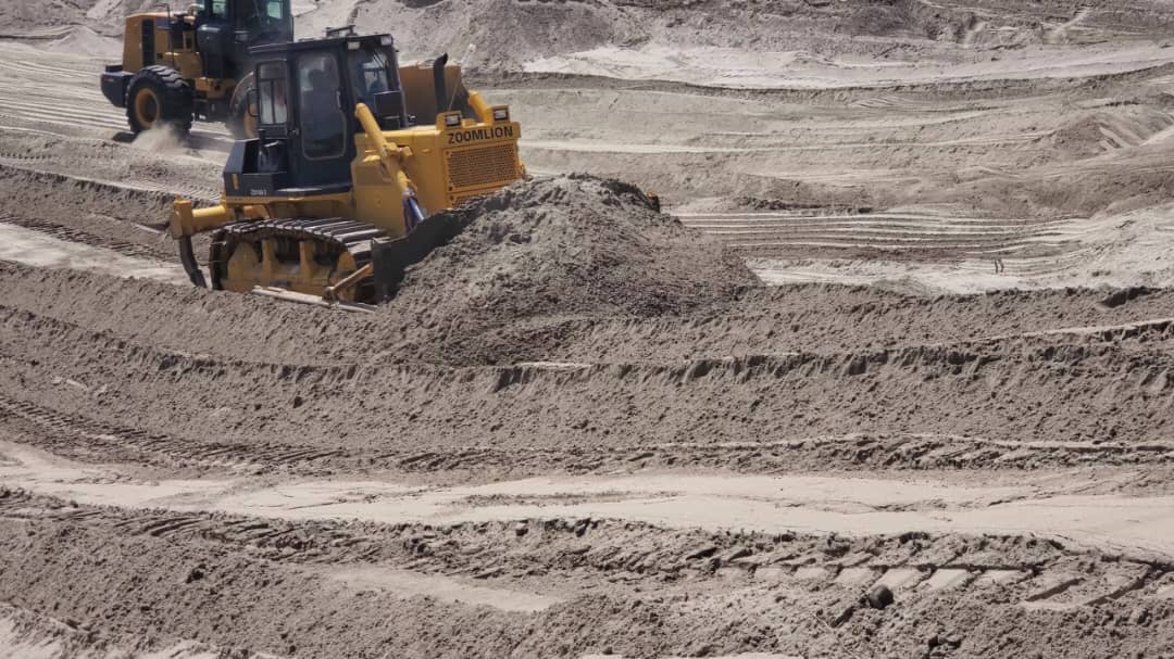 استمرار أعمال إعادة تأهيل عقمة السادة وسحيفة الماس وتصفية مجرى وادي أمهارية بدلتا أبين 1