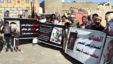 وقفة احتجاجية منددة بمقتل الشاب عبدالرحمن العليمي داخل سجن الصولبان في عدن 3