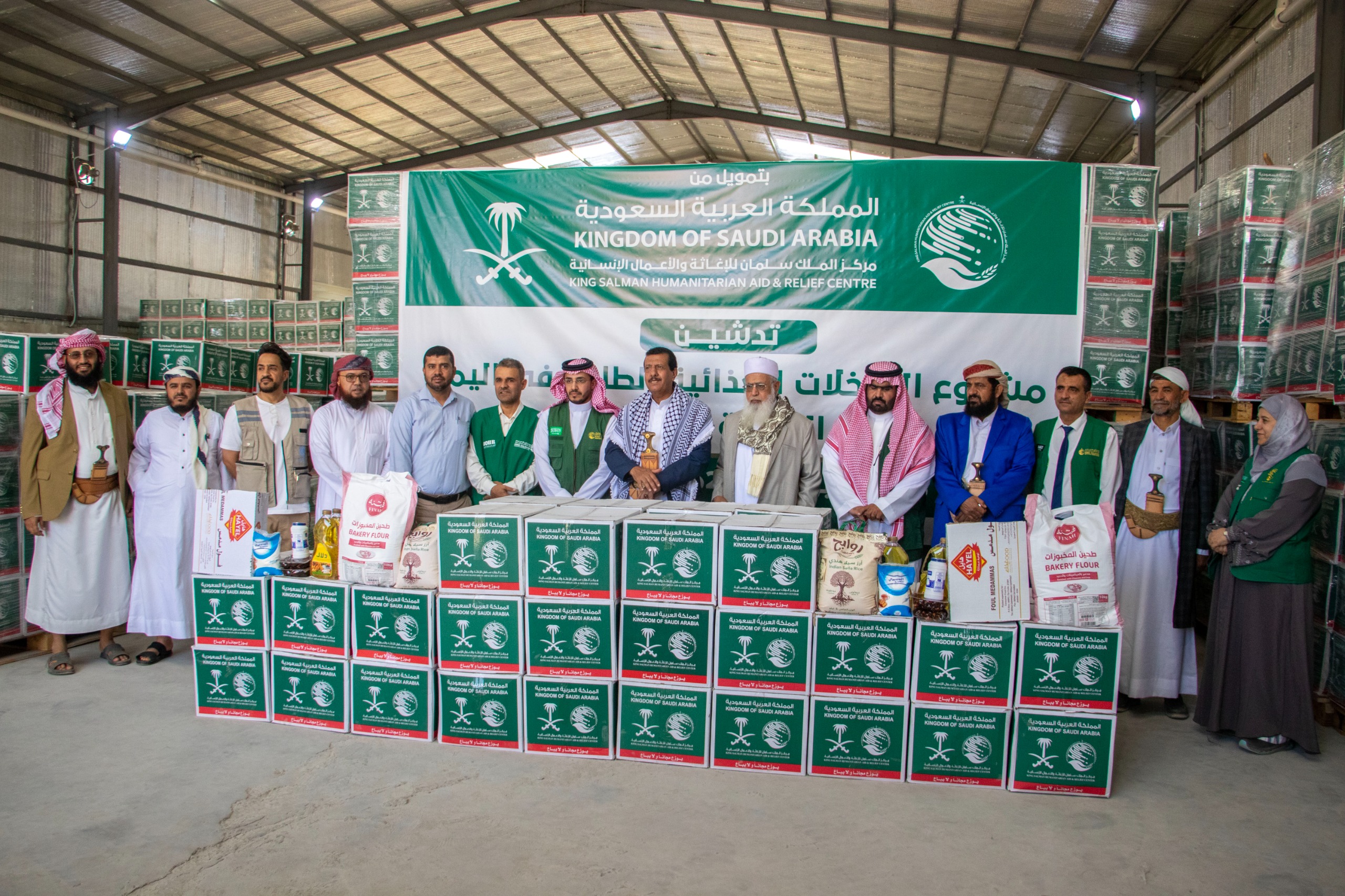 بدعم مركز الملك سلمان.. تدشين توزيع أكثر من 5 آلاف سلة غذائية للأسر الأشد احتياجاً في مأرب 1