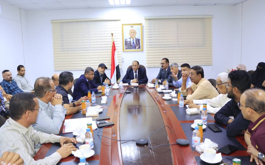 وزير الصناعة والتجارة يناقش مع الغرفة التجارية وشركات الملاحة معالجات عاجلة لخفض تكاليف الشحن واستقرار الأسواق 1