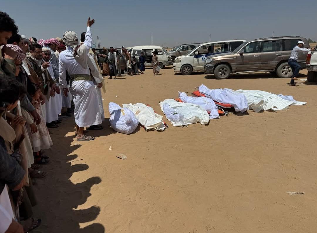 مأرب تودع ضحايا الحريق المأساوي.. تشييع مهيب ومطالبات عاجلة بإنقاذ بقية أفراد الأسرة 1