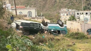 حادث مأساوي في تعز.. خلل مفاجئ بالفرامل يخرج سيارتين عن السيطرة ويسقطهما في وادٍي 3