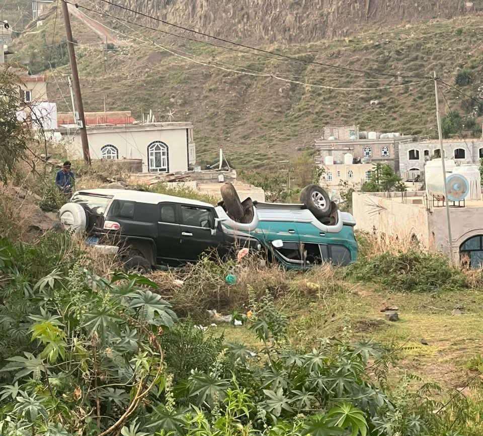 حادث مأساوي في تعز.. خلل مفاجئ بالفرامل يخرج سيارتين عن السيطرة ويسقطهما في وادٍي 1