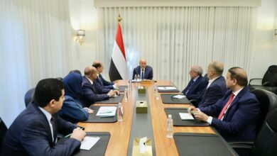 رئيس مجلس القيادة يجتمع برئيس مجلس الوزراء ووفد اليمن المشارك في اجتماعات واشنطن 2