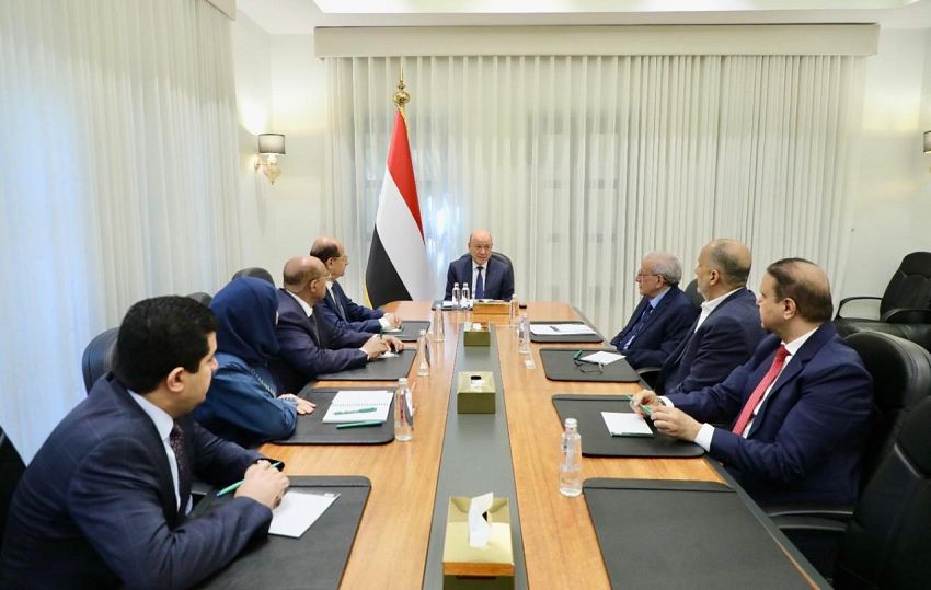 رئيس مجلس القيادة يجتمع برئيس مجلس الوزراء ووفد اليمن المشارك في اجتماعات واشنطن 1