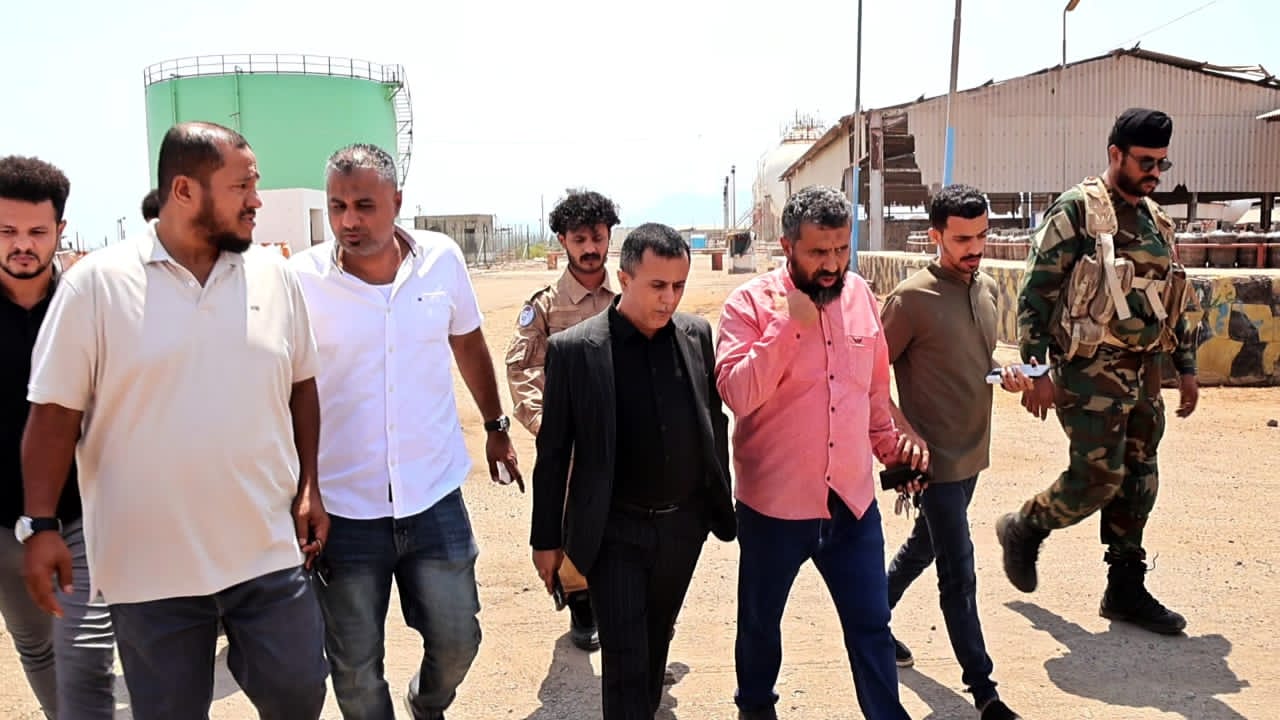 تنفيذاً لتوجيهات محافظ العاصمة عدن.. نزول ميداني لتفقد منشأة غاز البريقة لضبط الاختلالات وتعزيز التموين 1
