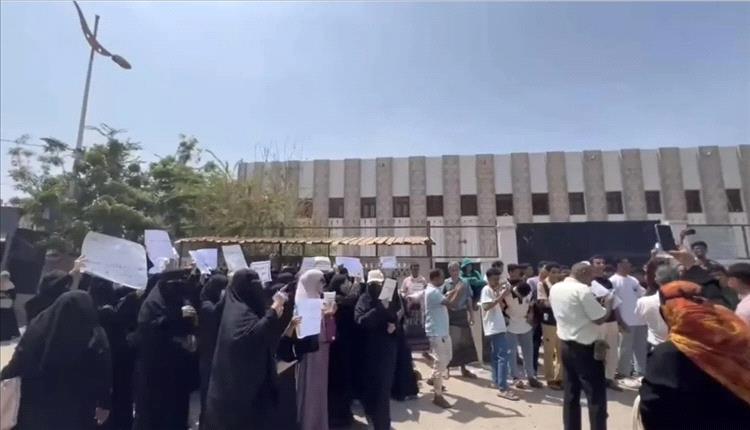 معلمون متعاقدون في عدن يطالبون بالتثبيت وتحسين أوضاعهم الوظيفية 1