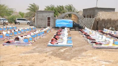 توزيع مساعدات إغاثية على 100 أسرة متضررة من السيول في المخا بمحافظة تعز 5
