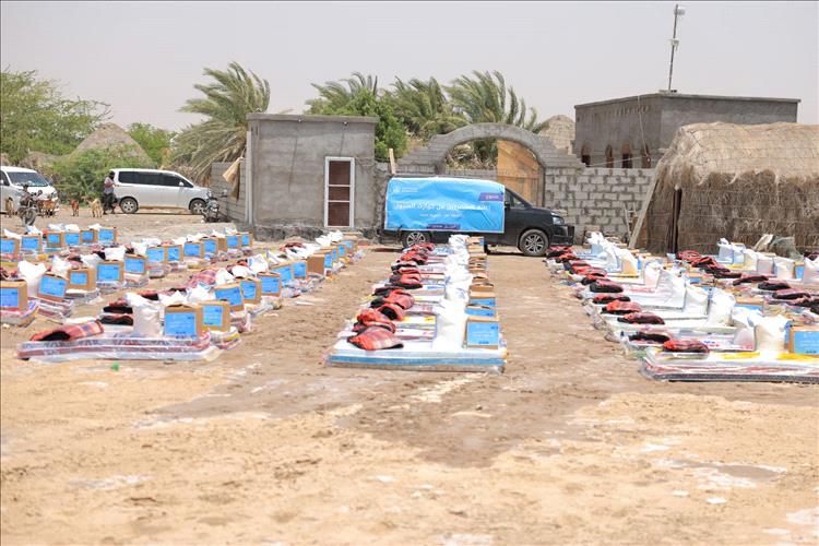 توزيع مساعدات إغاثية على 100 أسرة متضررة من السيول في المخا بمحافظة تعز 1