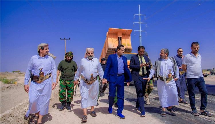 المحافظ بن الوزير يدشن أعمال سفلتة المرحلة الثالثة من مشروع تأهيل المدخل الغربي لمدينة عتق 1