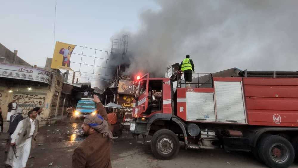كارثة كادت تقع في سوق الوحدة بحزيز.. السيطرة على حريق قبل امتداده للمحلات 1