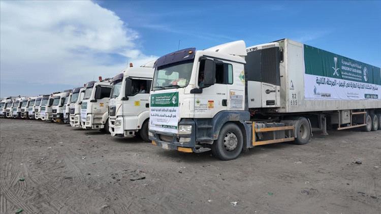 وصول 20 شاحنة مساعدات غذائية مقدّمة من مركز الملك سلمان للإغاثة إلى عدن 1