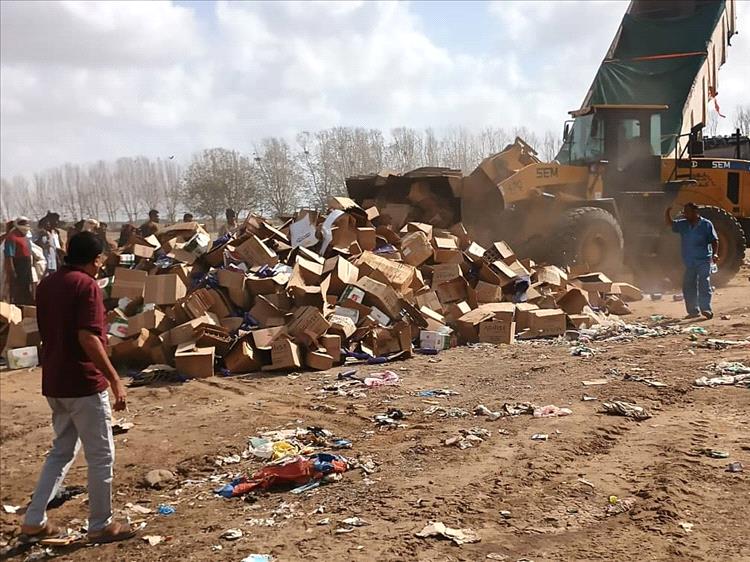 عدن.. إتلاف 8 أطنان من المواد الغذائية منتهية الصلاحية في المنصورة 1