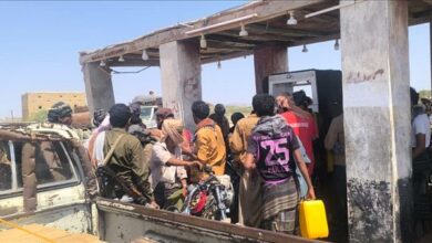 أزمة وقود خانقة في أحور تشل حركة النقل وتفاقم معاناة السكان 3