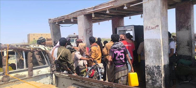 أزمة وقود خانقة في أحور تشل حركة النقل وتفاقم معاناة السكان 1