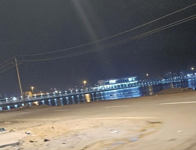 عدن تحت تأثير المد البحري.. ارتفاع مفاجئ لمنسوب المياه يثير القلق والأرصاد توضح الحقيقة 1