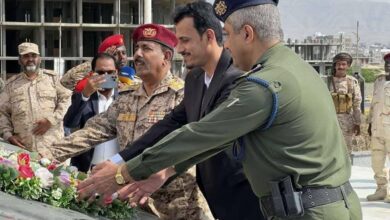 الجيلاني واليميني والجابري يضعون إكليل الزهور على ضريح شهداء النخبة الحضرمية في المكلا 4