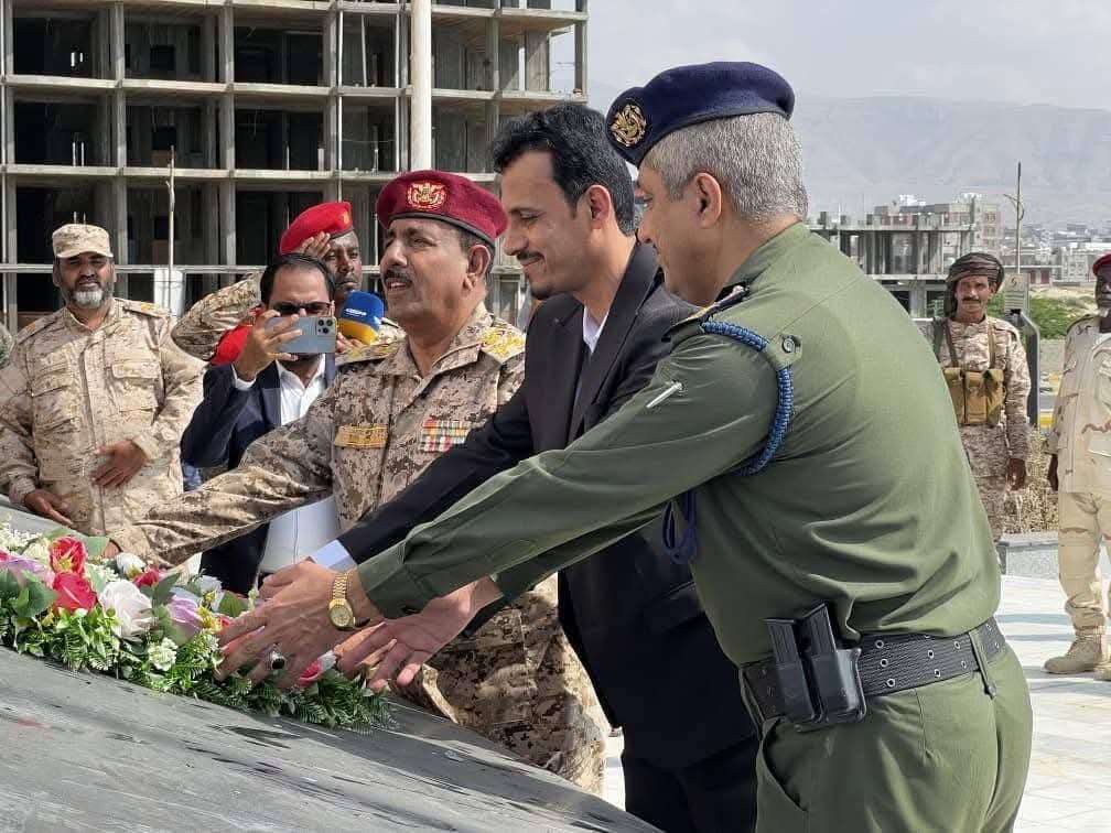 الجيلاني واليميني والجابري يضعون إكليل الزهور على ضريح شهداء النخبة الحضرمية في المكلا 1