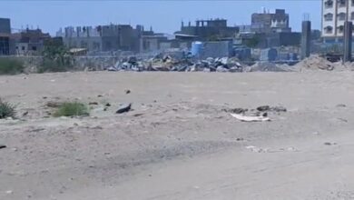 بناء داخل مجرى سيول بالحسوة في عدن يثير مخاوف واسعة من كارثة محتملة ومطالبات بإزالته فوراً 2