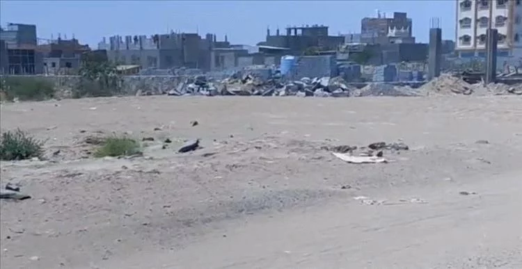 بناء داخل مجرى سيول بالحسوة في عدن يثير مخاوف واسعة من كارثة محتملة ومطالبات بإزالته فوراً 1