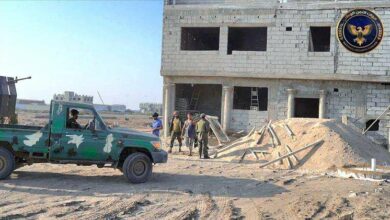 حملة في عدن تطيح بالبناء العشوائي وتضبط آليات مخالفة في الشوارع 4