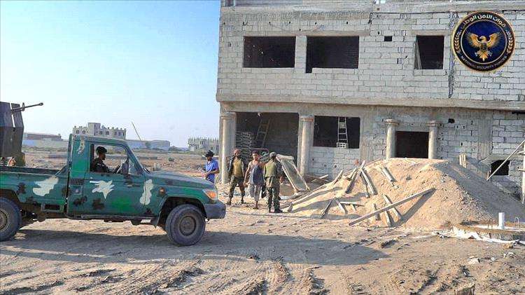 حملة في عدن تطيح بالبناء العشوائي وتضبط آليات مخالفة في الشوارع 1