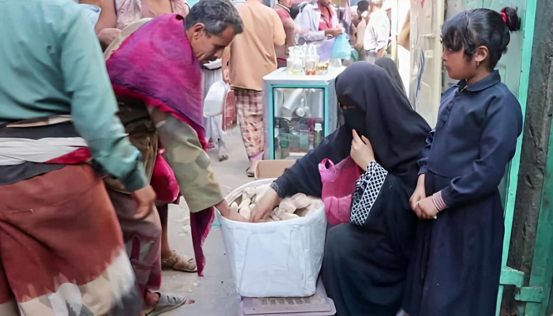 اليمن.. منظمة أوكسفام تحذّر من أزمة معيشية خانقة بسبب تأخر صرف الرواتب 1