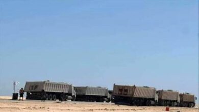 لليوم السادس.. قطاع قبلي يشل حركة الشاحنات في شرق حضرموت وسط مطالب بالإفراج عن سجناء 3