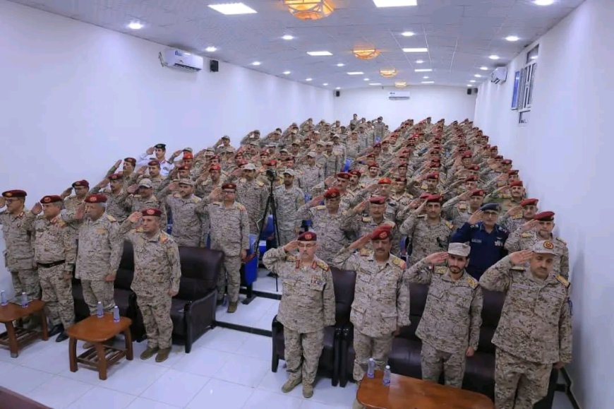 وزير الدفاع يرأس اجتماعاً عسكرياً موسعاً لمناقشة المستجدات وتعزيز الجاهزية القتالية 1