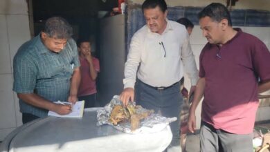عدن.. ضبط أغذية مطبوخة مبيتة..صحة البيئة بالمنصورة يتخذ إجراءات رادعة بحق المطاعم المخالفة للإشتراطات الصحية 5