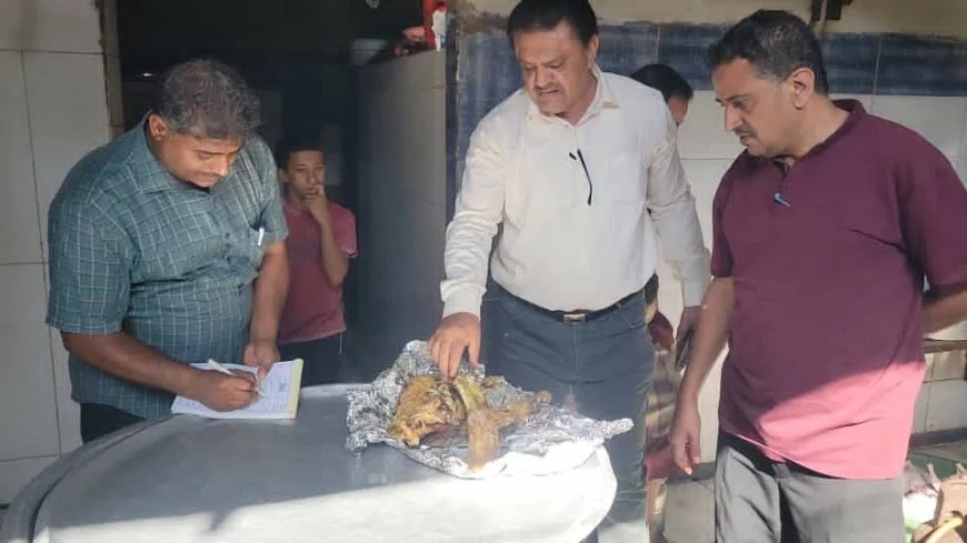 عدن.. ضبط أغذية مطبوخة مبيتة..صحة البيئة بالمنصورة يتخذ إجراءات رادعة بحق المطاعم المخالفة للإشتراطات الصحية 1