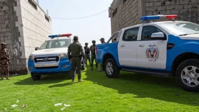 شرطة المهرة تداهم وكراً للمهاجرين غير الشرعيين وتضبط أكثر من 1050 حبة مخدرة 4