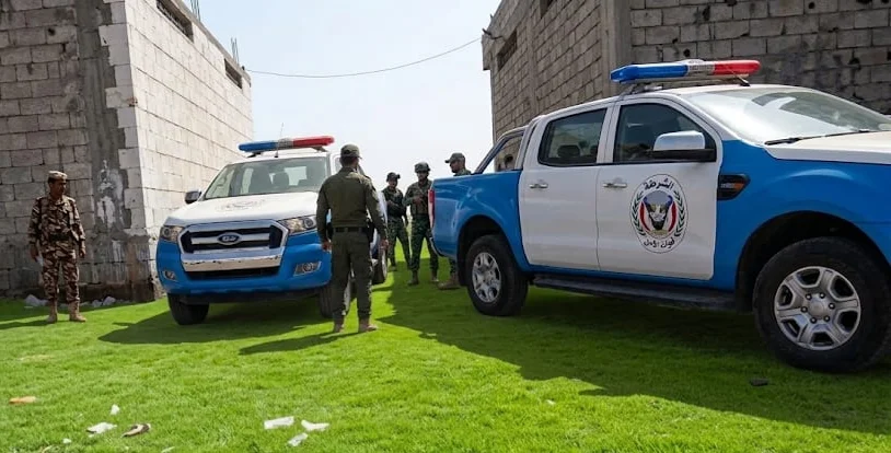 شرطة المهرة تداهم وكراً للمهاجرين غير الشرعيين وتضبط أكثر من 1050 حبة مخدرة 1
