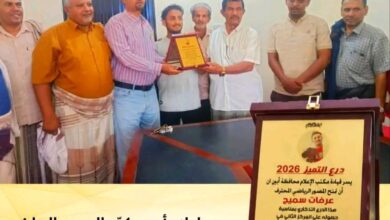 مدير إعلام أبين يكرّم المصور الرياضي عرفات سميح بدرع التميز لعام 2026 3