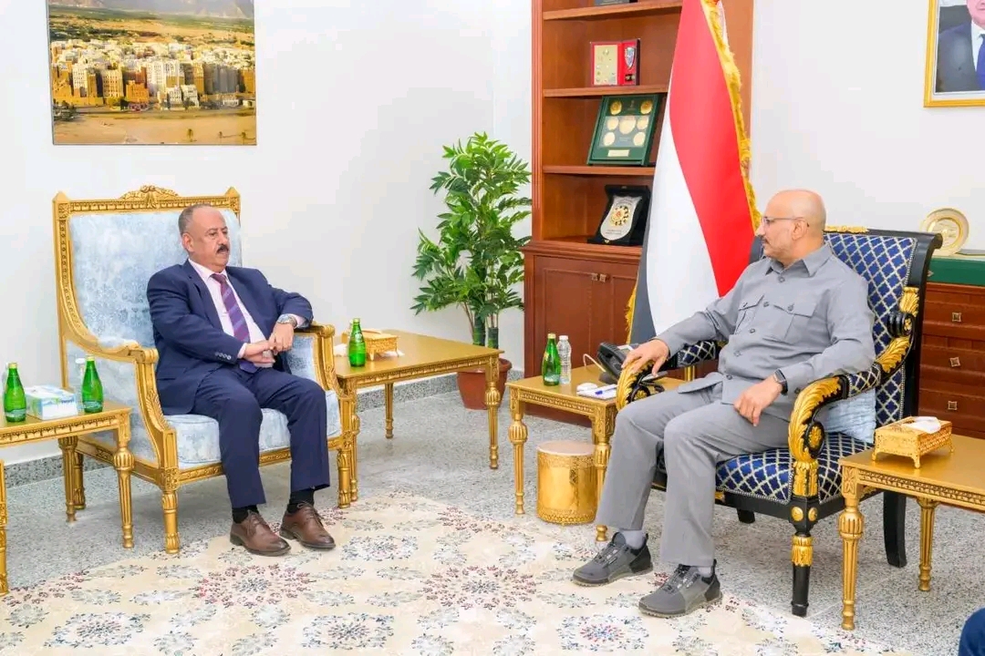طارق صالح يناقش مع وزير النقل إعادة جدولة الرحلات الى مطار المخا وتطوير الميناء 1
